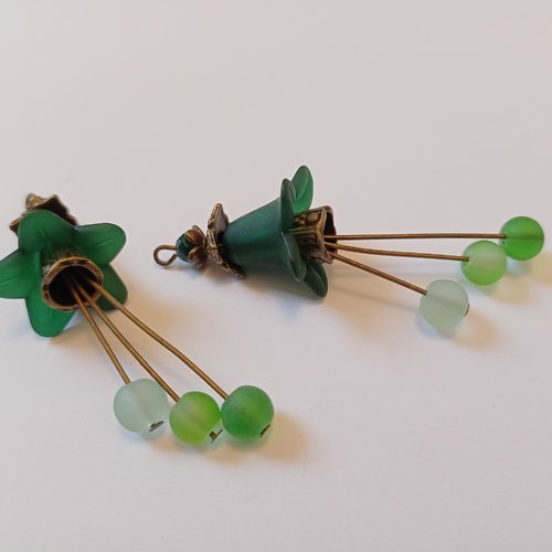 2 pendentifs corolle vert épinard, perle en verre et métal bronze 53x15 mm