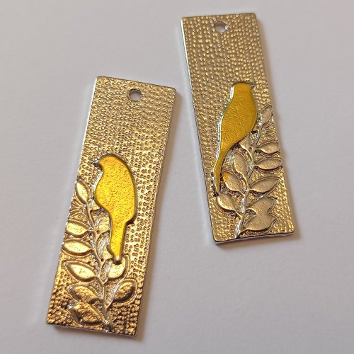 1 pendentif plaque rectangulaire motif oiseau doré 35x12 mm