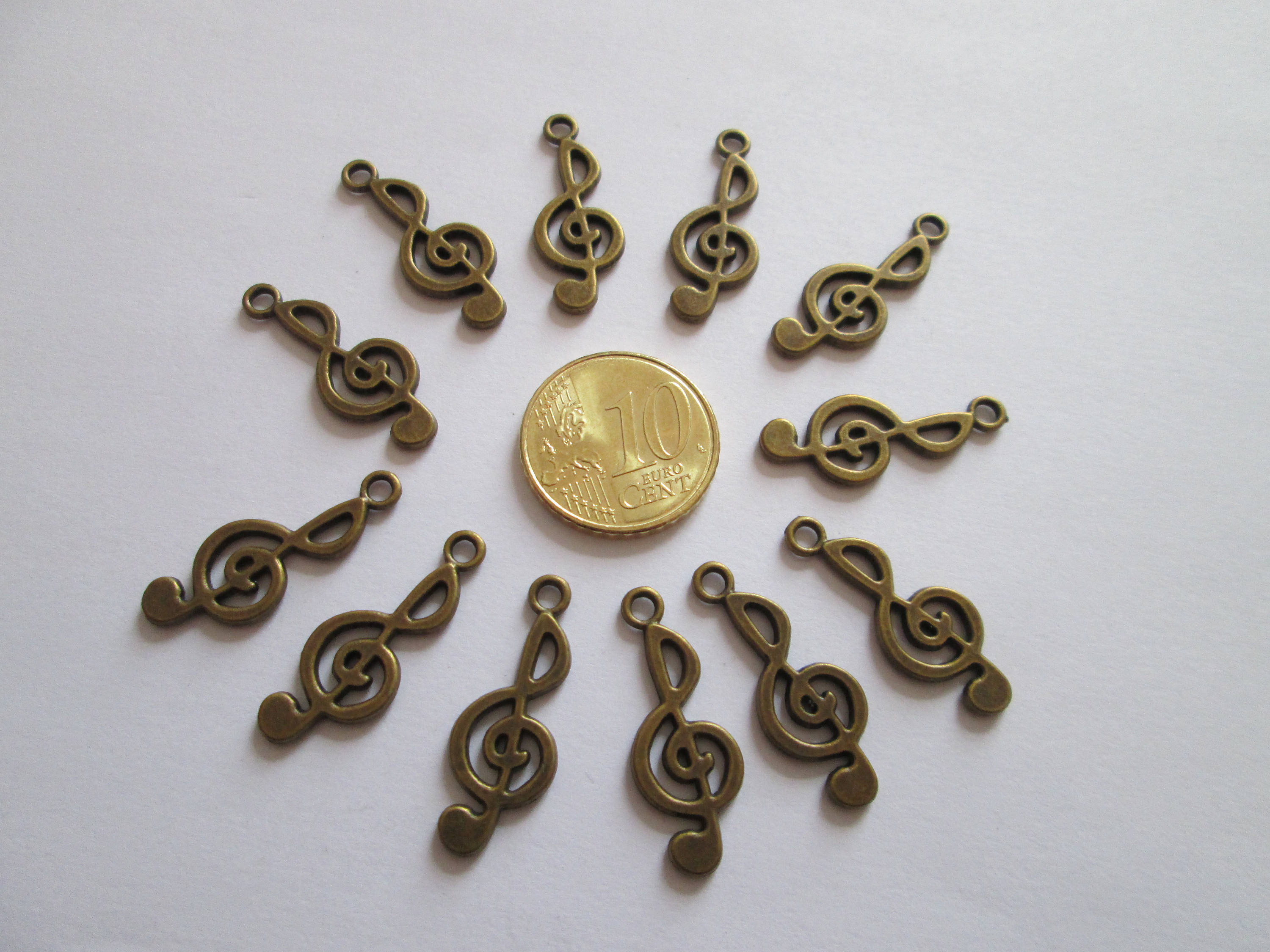 LOT de 12 PENDENTIFS breloques 26x9mm BRONZE CLES de SOL MUSIQUE SANS NICKEL