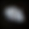 1 perle en verre ronde lisse blanc et gris avec reflets brillant 6mm