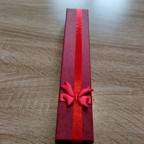 Ecrin  rouge rectangulaire bijoux pour bracelet collier ou autres