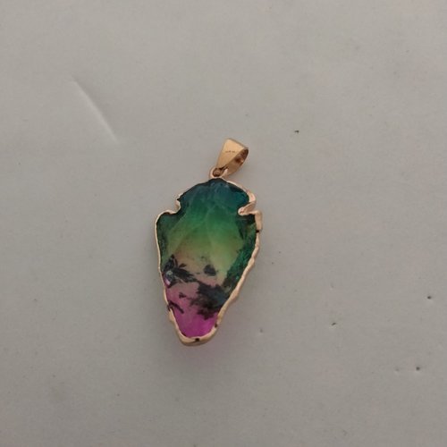 Grand pendentif triangle  cristal  de pierre naturelle serti acier doré pointe de flèche 20x30mm