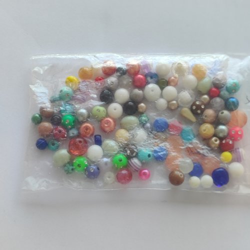 Lot de 93 perles  variées superbe  39 grammes