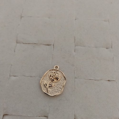 Pendentif médaillon plaqué or 14k avec une rose en relief