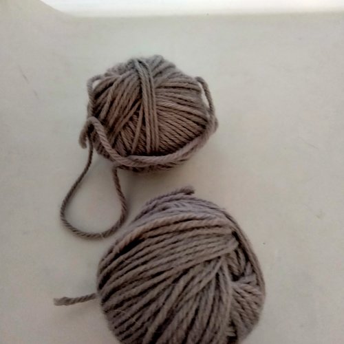 Petites pelotes  acrylique et laine couleur verte gris et marron