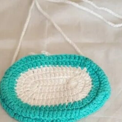 Petit sac pochette oval en crochet fait main vert et blanc