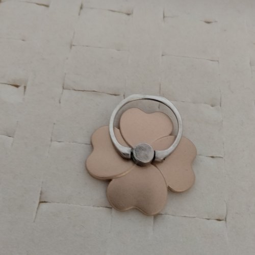 Bague trèfle de téléphone portable en plastique beige