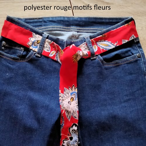 Ceinture rouge motifs en acrylique  doublé 1m56