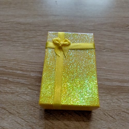 Écrin cadeaux scintillant et  brillant avec petit noeud jaune