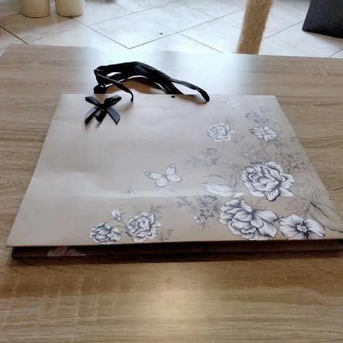 Sac cadeau de luxe papier glacé fond marron avec motifs fleurs