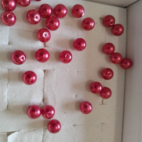Lot de 38 perles en plastique rouge