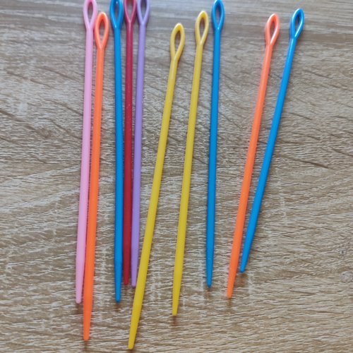 Lot de 4 longues  aiguilles à coudre domestique en plastique 15cm
