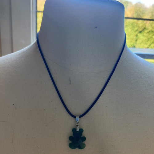 Collier pendentif papillon ourson vert sur cordon en coton ciré