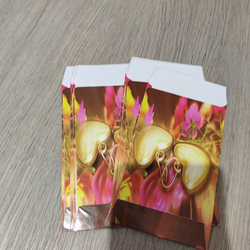 Lot de 10 pochettes cadeaux papier glacé motifs coeurs