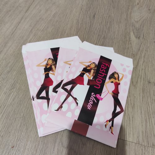 Lot de 10 pochettes cadeaux papier glacé   avec rabat  17x11cm