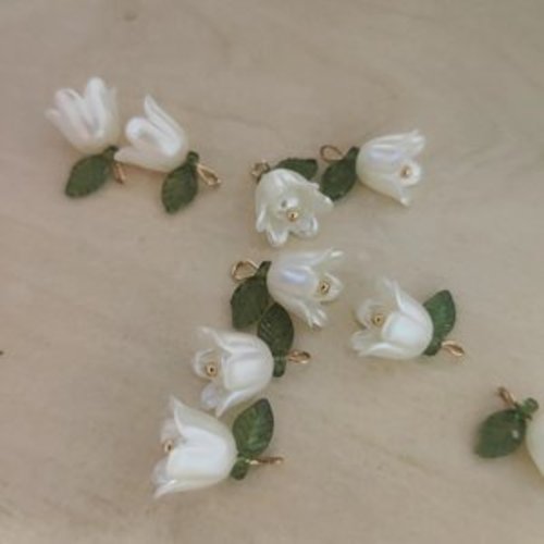 8 pendentifs breloques orchidée en cloche de perle