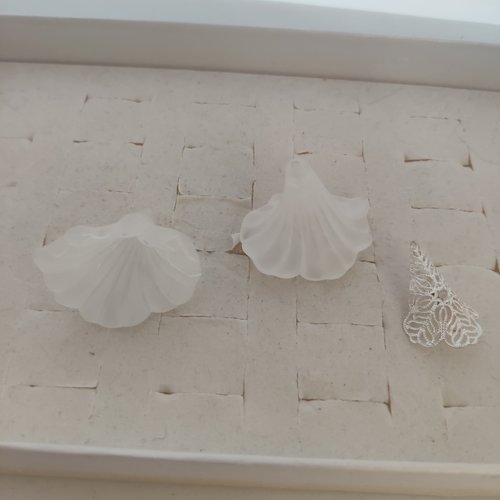 Deux grandes  perle de fleur de lys corolle blanche et 1 grande coupelle calotte  en acier