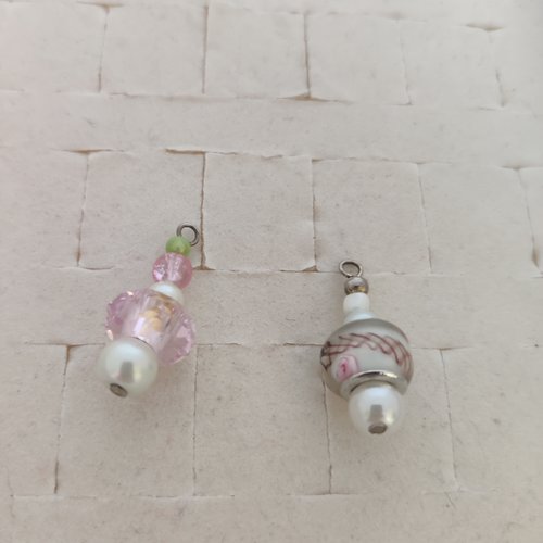 2 différentes breloques avec perles en verre