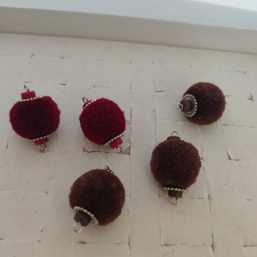 5 breloques pompons en acrylique avec perles