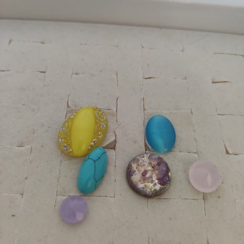 Lot de 6 pierres synthétiques facettées imitation zirconium