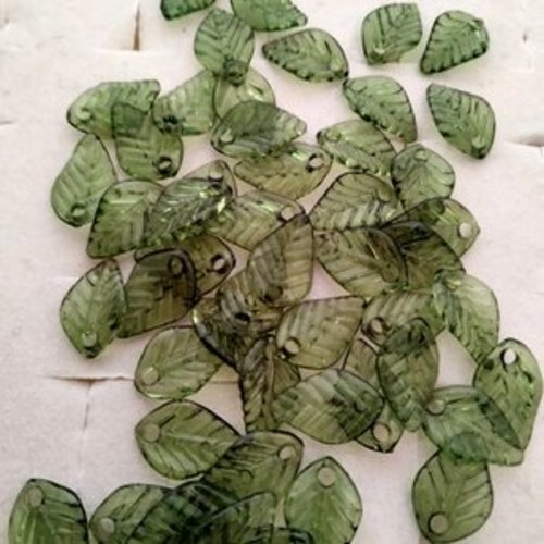20 petites perles en verre vertes. de feuille   vertes. mini-feuilles.