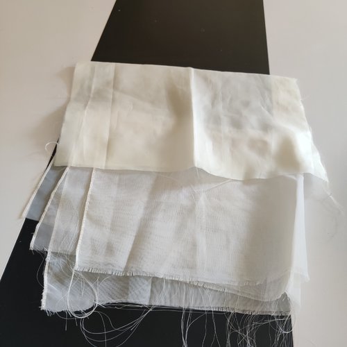 Chutes tissus doublures blanches