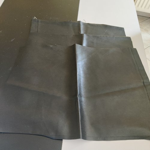 Chutes de tissu simili cuir noir