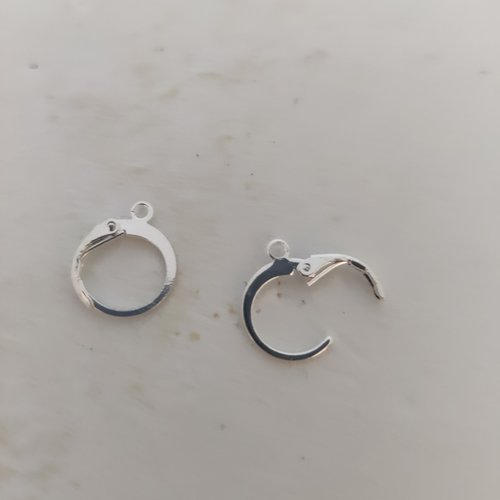 Une paire de support créoles boucles d'oreilles plate en acier argent ou or