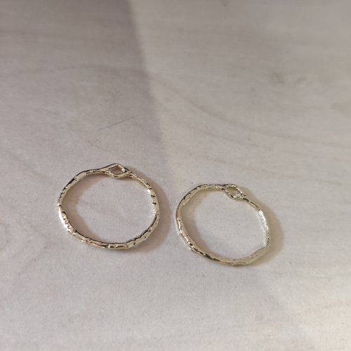 Une paire de connecteurs support  pour pendentifs ou boucles d'oreilles, rondes en plaqué or 18k