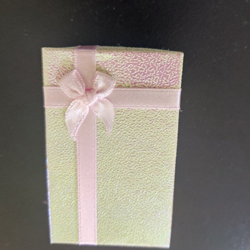 Écrin cadeaux scintillant et  brillant avec petit noeud