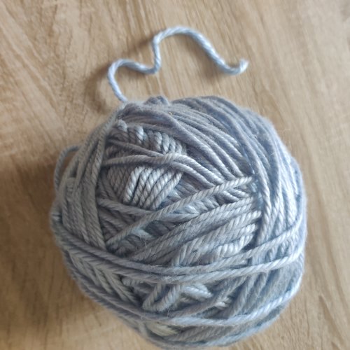 Grosse pelote de laine acrylique bleu ciel satiné 585gr