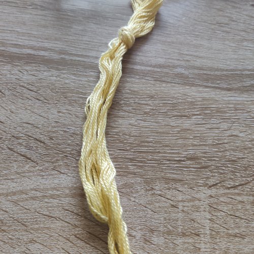 Lot de 23 fils échevette jaune coton à broder