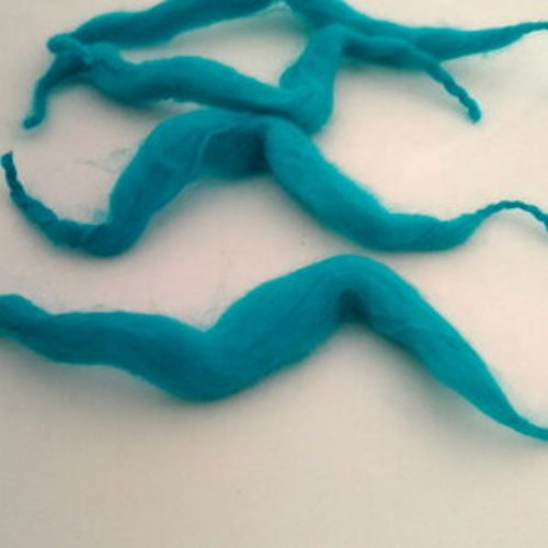 50 fils écheveau de laine feutrée de couleur turquoise tressée à chaque extrémité