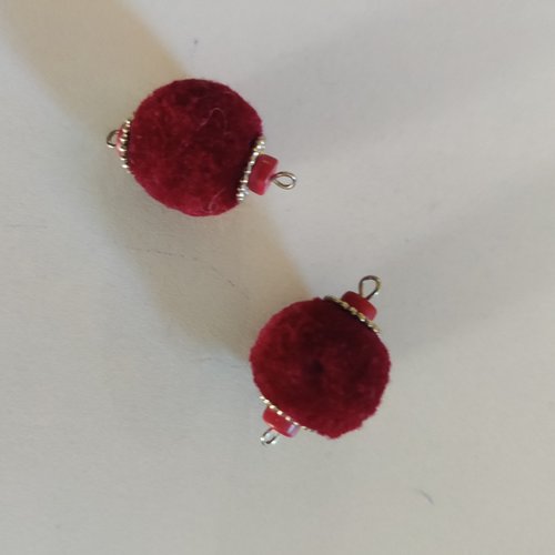 2 breloques pompons en acrylique bordeau avec perles