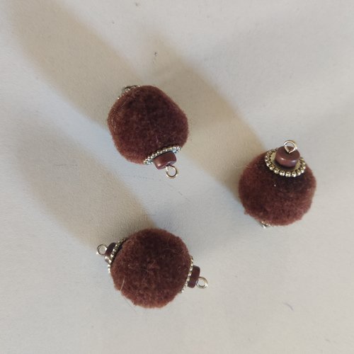 3 breloques pompons en acrylique marron avec perles