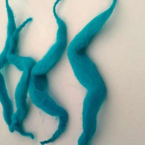 10 fils écheveau de laine feutrée de couleur turquoise tressée à chaque extrémité