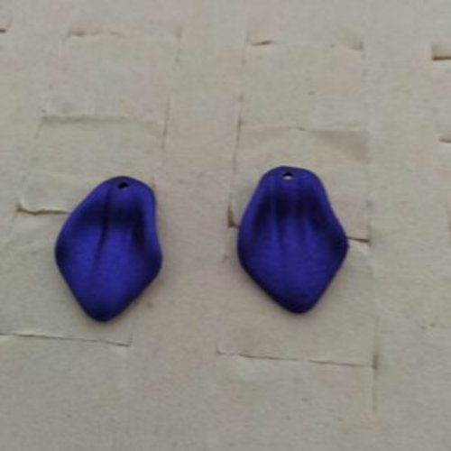 Lot de 4 breloques pétales de fleur bleue en résine