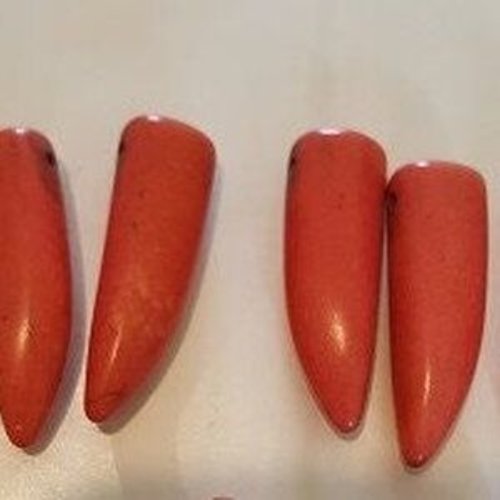 4 perles en howlite naturelle rouge en forme de dent