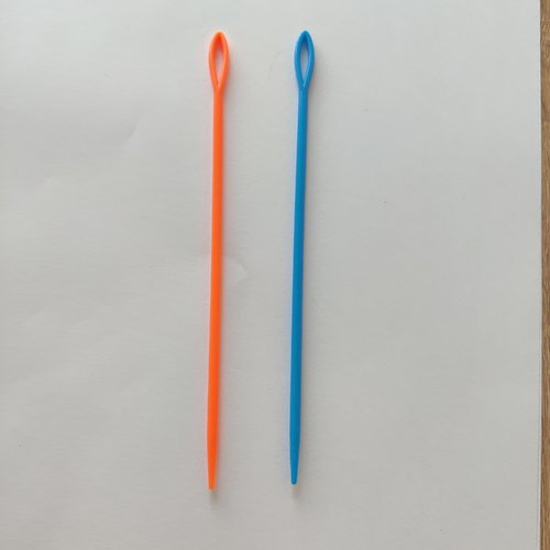Lot de 2 longues  aiguilles à coudre domestique en plastique 15cm