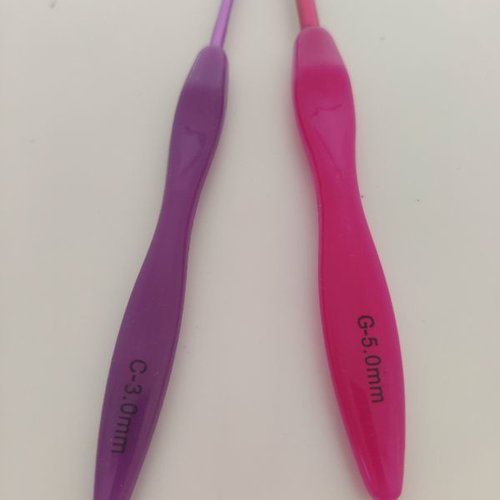 Lot de 2 crochets ergonomique violet et fushia