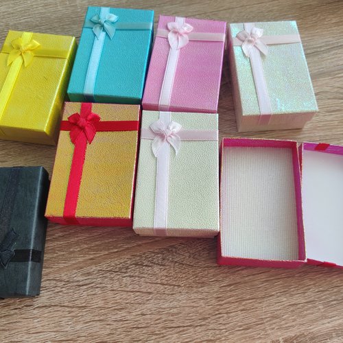 Lot de 8 écrins cadeaux rectangulaires de différentes couleurs