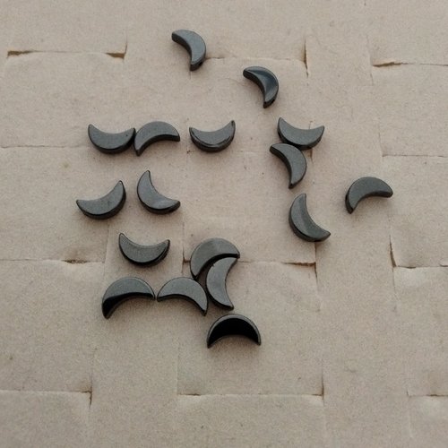 Lot de 18 perles noires en hématite en forme lune 10x4mm