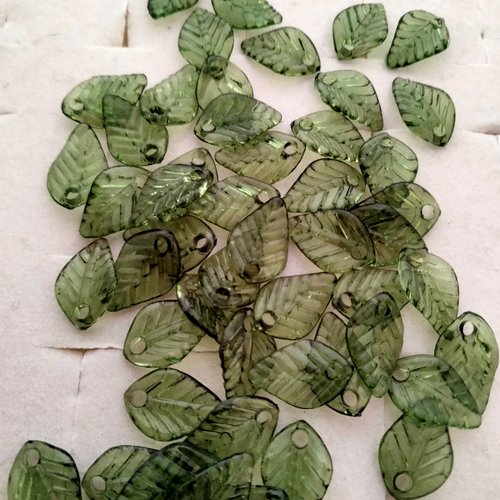 10 petites perles en verre vertes. de feuille   vertes. mini-feuilles.
