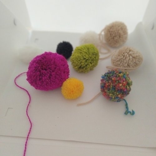 Lot de 9 pompons en acrylique et laine
