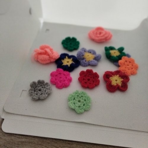 Lot de 13 fleurs de différentes dimensions