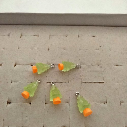 Lot de 5 breloques "sapin de noel" en résine verte et orange