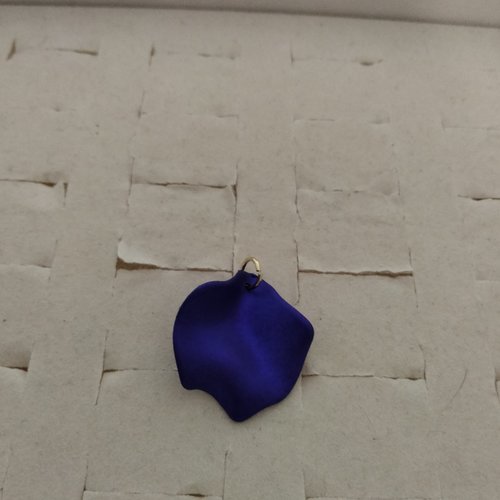 Pendentif fantaisie feuille fleur bleu