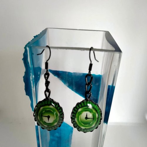Boucles d'oreilles noires en résine avec un joli cabochon vert