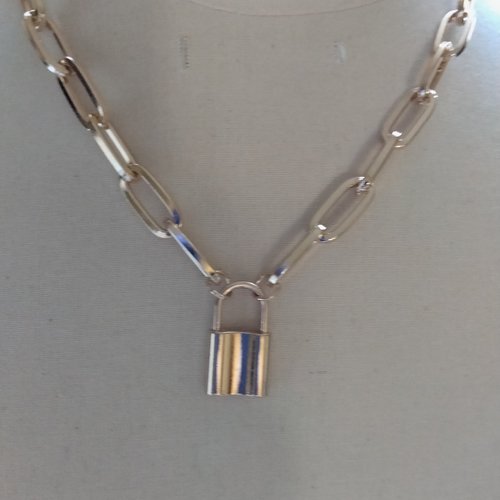 Collier métal doré maillons rectangulaires avec cadenas pendant