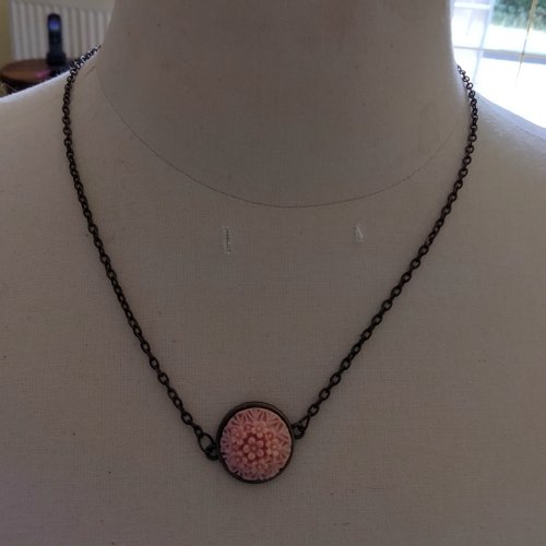 Collier bronze avec cabochon fleur en résine rose